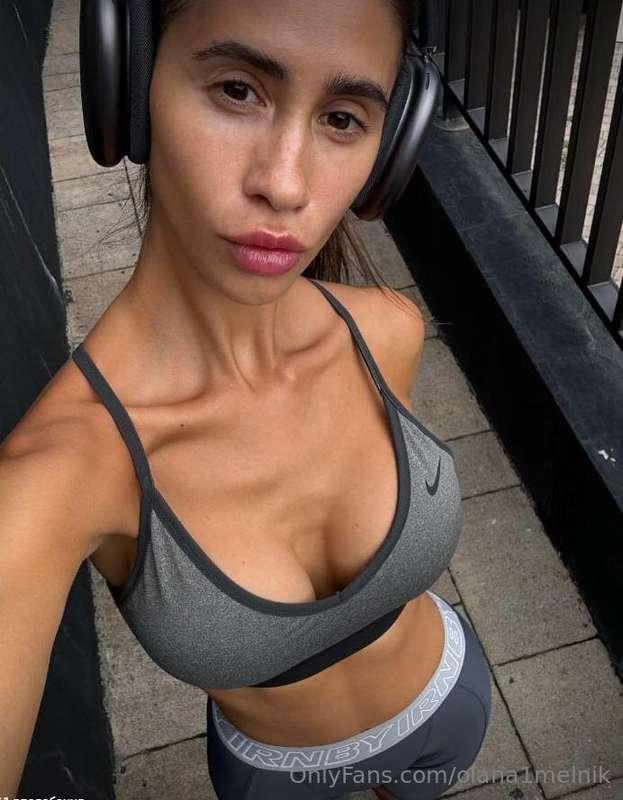 Slim brunette @domi_moore with big boobs and perfect figure ..