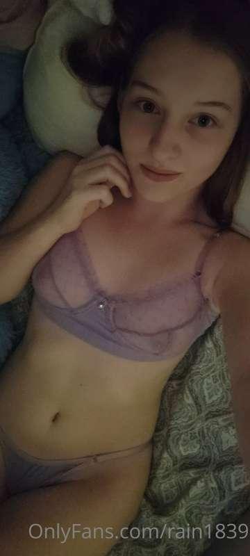 Here's a cute bed selfie in a new pantie and bra set I got f..