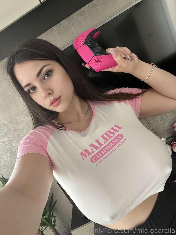 I finally got this cute pink controller! 💗 what game should ..