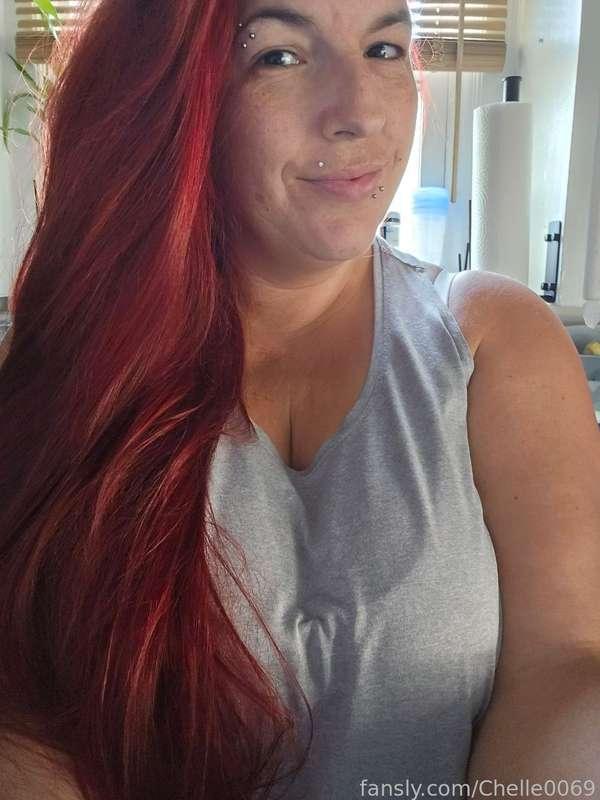 Good morninggggggggish, still 😅 kinda 😝
Its Tuesday!  I bet I have some titties hiding around here somewhere 👀
#Redhead #MILF #saggytits #hugeareolas #curvy #mombod #veins #veinytits #boobveins #perky #perkynipples
