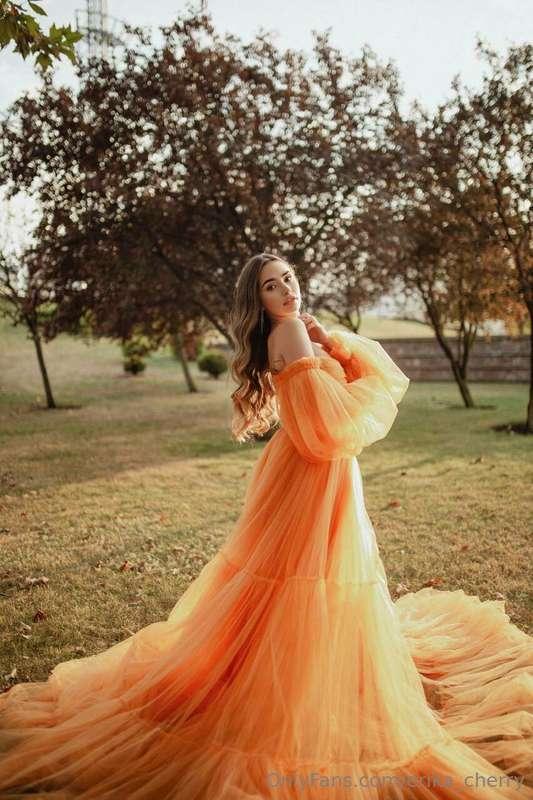 I look like the queen of fall in this orange dress that perf..