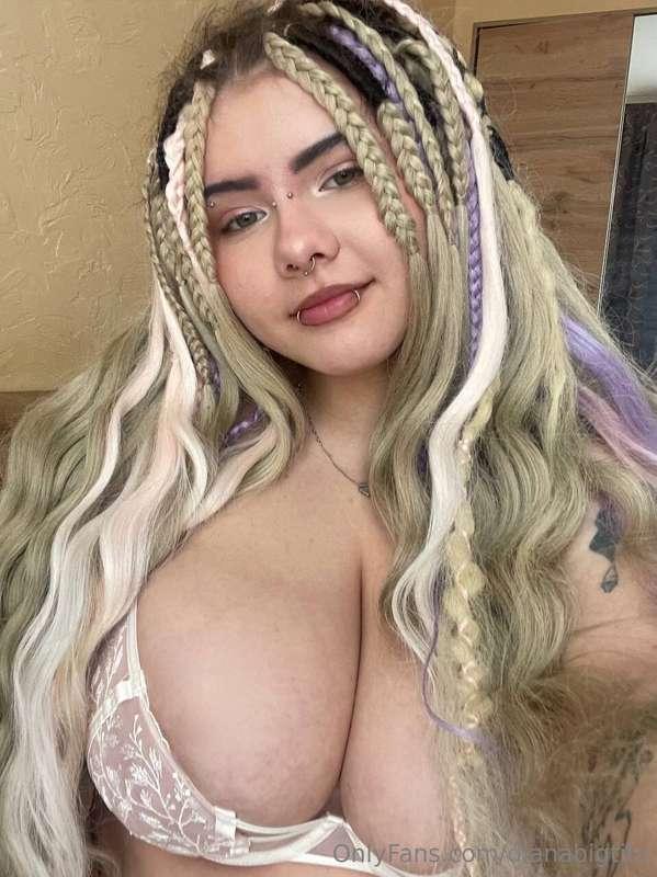 Me in nude look, without dark eye makeup) 🩷 looks really cut..