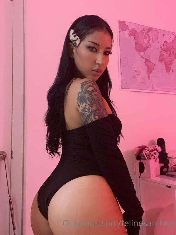 your favorite goth kitty 🐈‍⬛