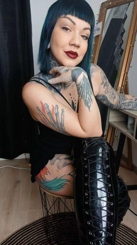 not your basic girl, she's the boss who loves latex. ♣️♣️ dm..
