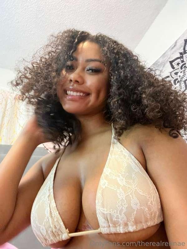 Sweet smile, naughty thoughts 😈
