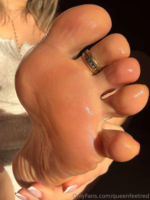 U like more oil feet or oil butt?😈
