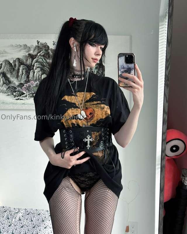 These fishnets won’t last long after a few more rips.. ;P 