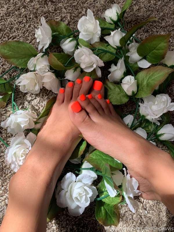 Do we wanna see more feet content? I’ve gotten a few request..