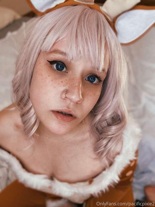 reindeer evie 🦌

[topless, lewd, nude from behind] 
[photos ..
