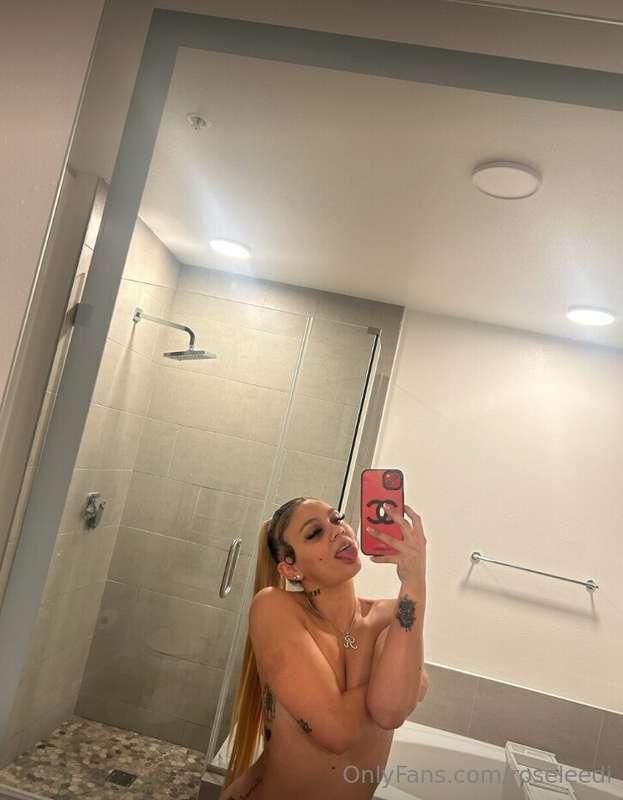 Fresh out of the shower 🚿😉 Are you up for a surprise?💦🔥