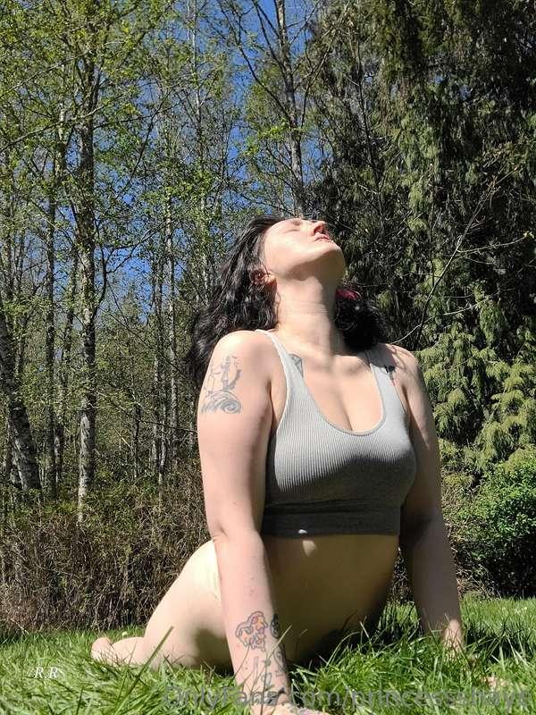 wanna help me stretch? 😜🍑 back yard things