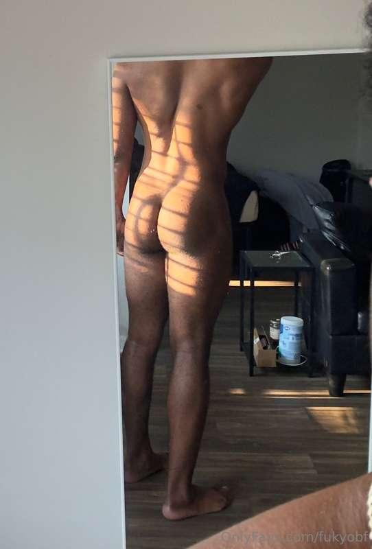 who wanna eat my ass 👅 