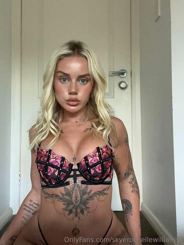 With me you'll fulfill all your naughty fantasies🔥What are y..