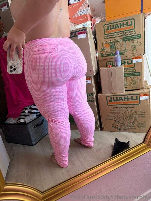 This sweet ass looks pretty in pink, don't ya think? 💕