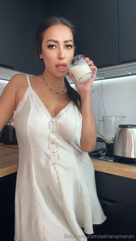 Wanna taste my smoothie? I promise it’s sweet 😜🍓