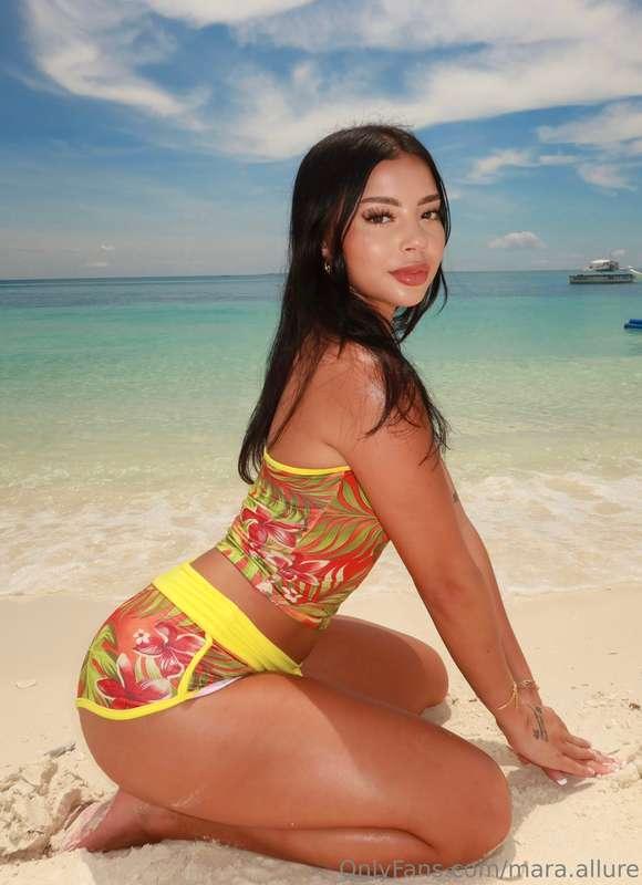 trapped in tropics🌺❤️