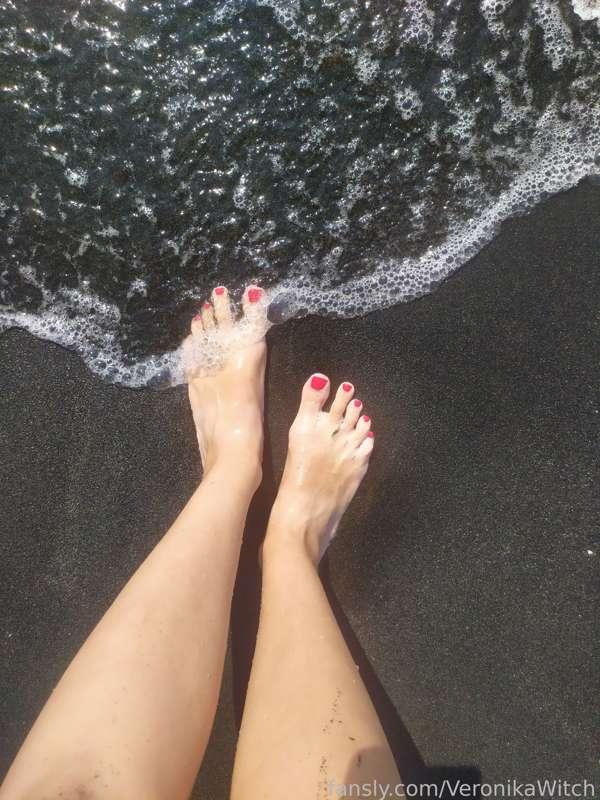 My toes on the black sand🌚


#feet #feetfetish #barefeet #toes #cutetoes #sole #feetworship #feetpics #longhair #greneyes #darkhair #brunette #slim #petite #skinny #fit #pedicure 
