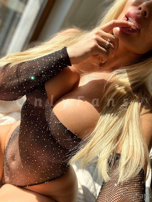 Want more? 💦😈 Only mesh, sun, my skin and cherries 🍒 no filt..