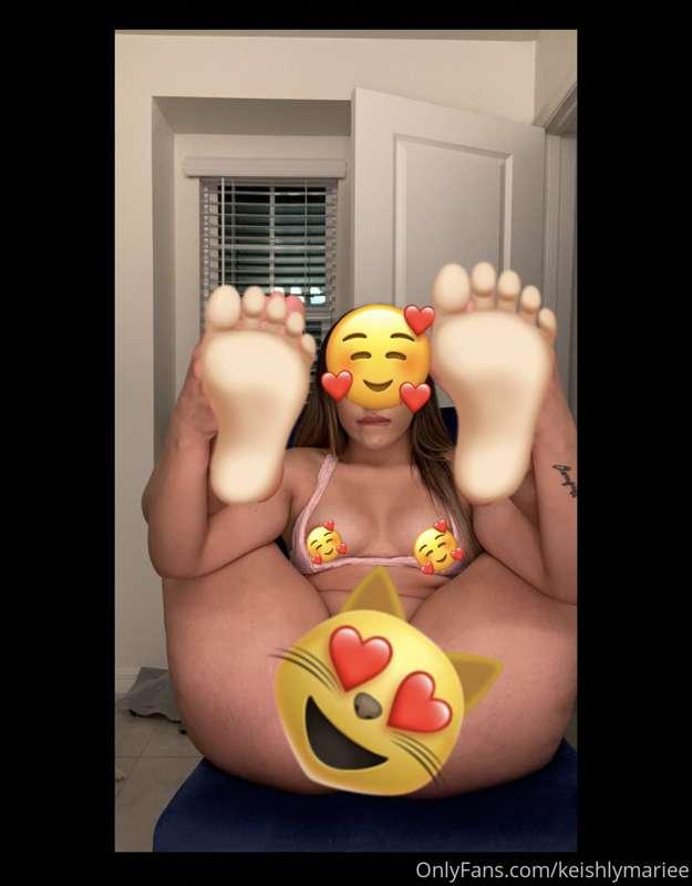 Watch me oil up my feet and have sum fun 🤩 for my feet lover..
