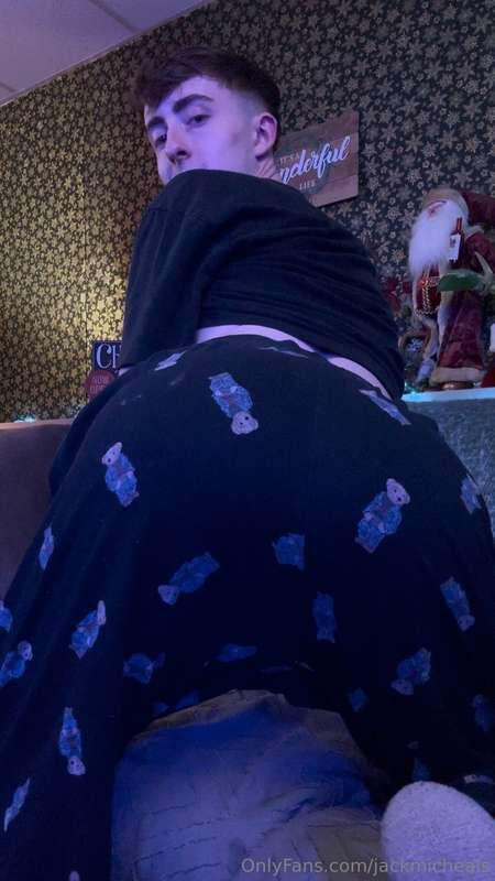 I’m about to go to sleep but I’m so horny I can’t keep my ey..