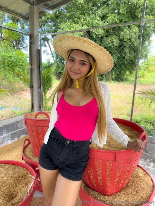 Just a cute and simple farm girl looking to make a real man ..
