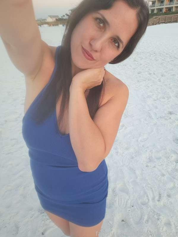Morning from the beach! ⛱🏖

#fyp #face #beach #dress #milf #hotwife #hotmom #brunette #cute #outdoor