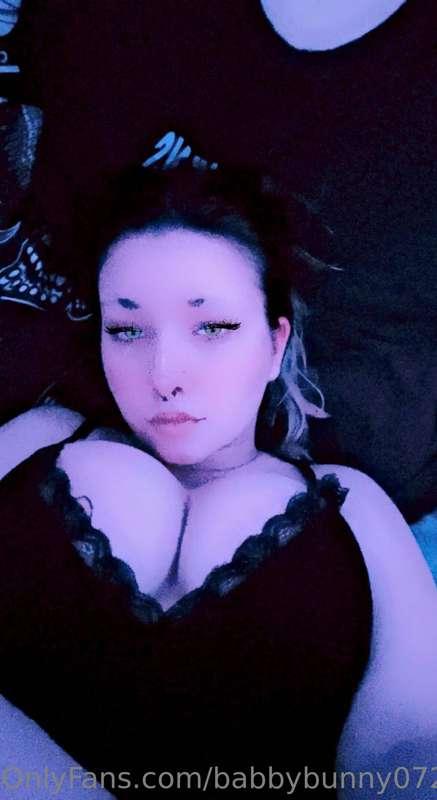 Come lay with me 🖤
