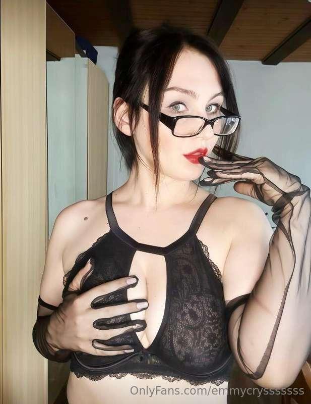 DO YOU WANT TO CUM?💦💦 Look at her👅 @madamescarletnoir l want..