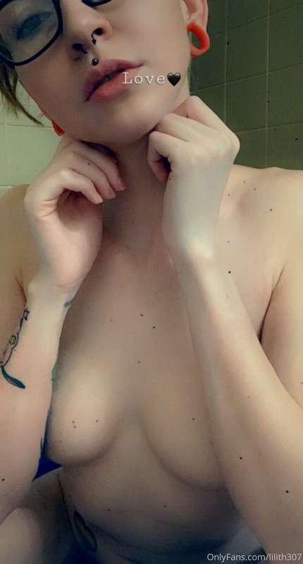 I’m always taking pictures while I’m in the 🛀😂🤷‍♀️