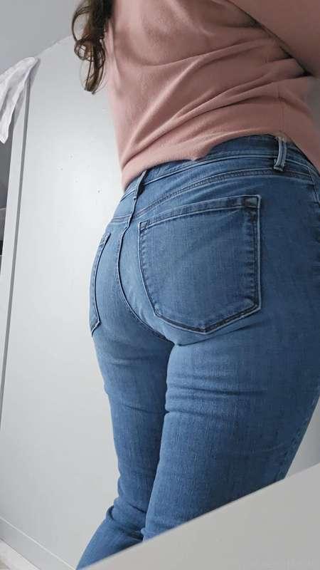 Love a good pantyline.
#pantylines #jeans #ass #milf #curvy #booty