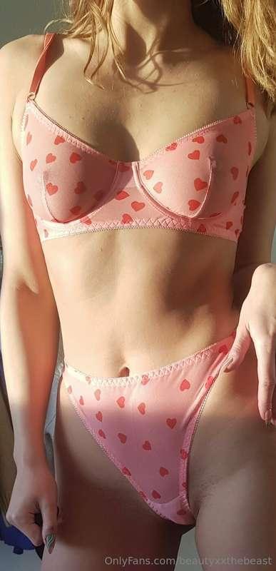 The sun isn’t as warm as she looks like in this picture.🙈 fa..