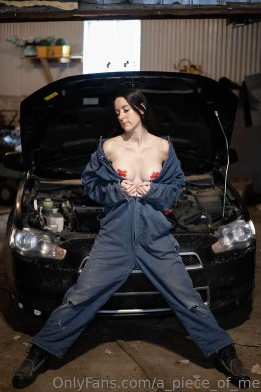 I like to play in my garage. 🙃 We start the week soft by pos..