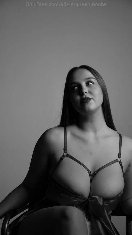Do black and white photos suit me?😋Or do they hide my bright..