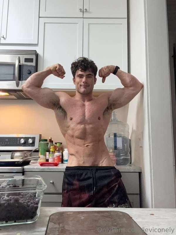 Wanna see how daddy got nice and strong for you? 😏 sending m..