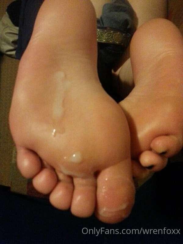 finally got to cum on some new feet 😍😈