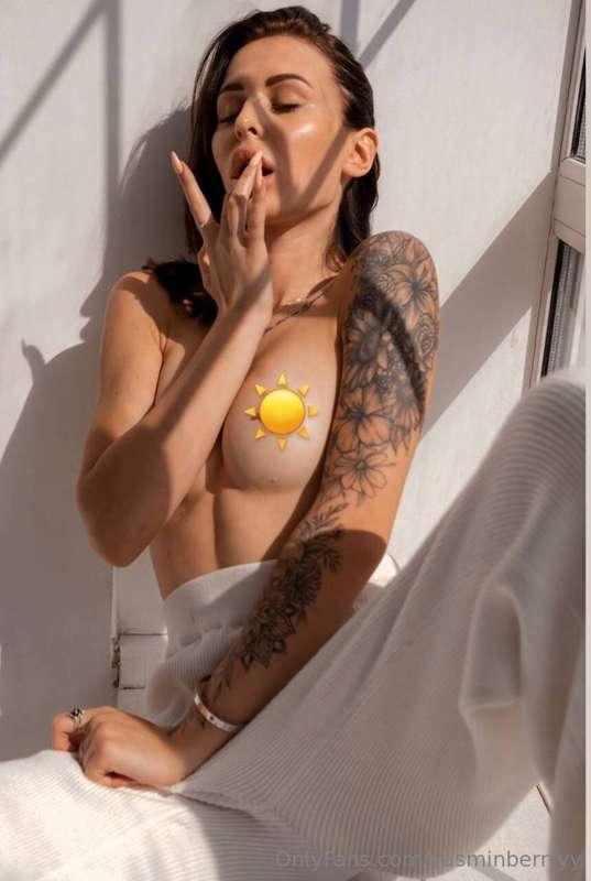 The sun ☀plays on the curves of my body, pleasant warmth and..