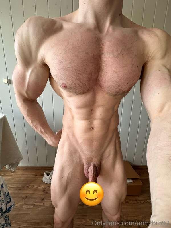 Lick the pecs suck the cock?😉💪🔥🍆