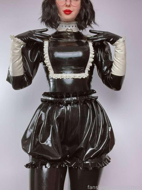 would you like to own a latex maid like me? 🥺👉👈

#latex #maid #fetish #gloves #latexgloves