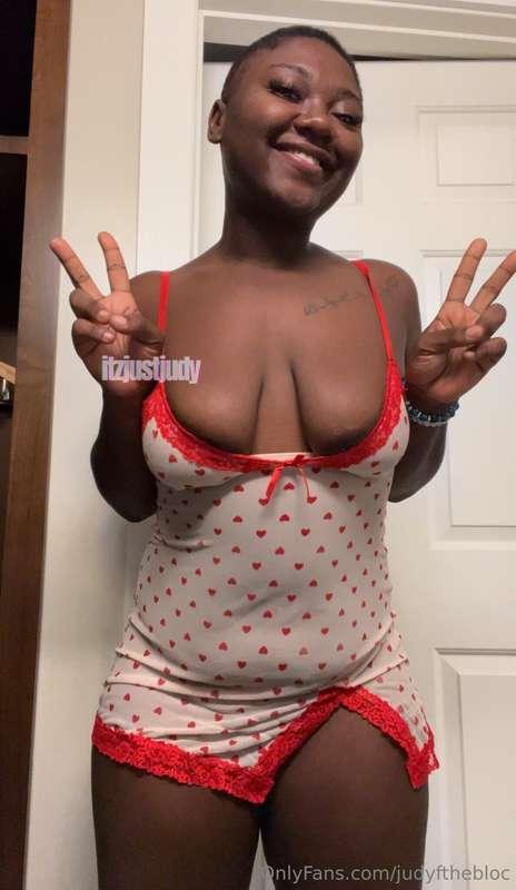 I look so adorable in my heart nightie 😍 (FREE ON @creamyjud..