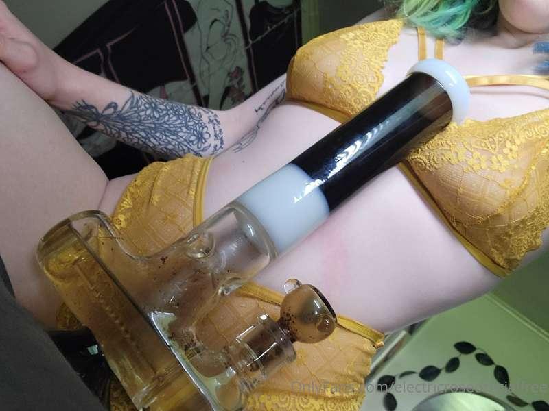 Ray of sunshine 🌞 

I ordered so many stickers for this bong..
