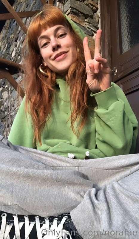 A day of oversized hoodies and working in the garden 🌱 I kno..