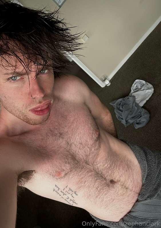 Clothes r off, this towel ‘bout to be off too 😙
