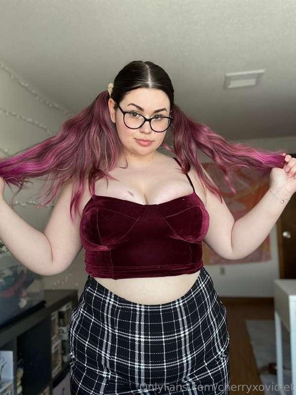 Tug on my pigtails while you fuck me doggy style 👅

Includes..