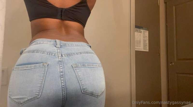 Hot trapped farts! I was getting ready to go out and my stom..