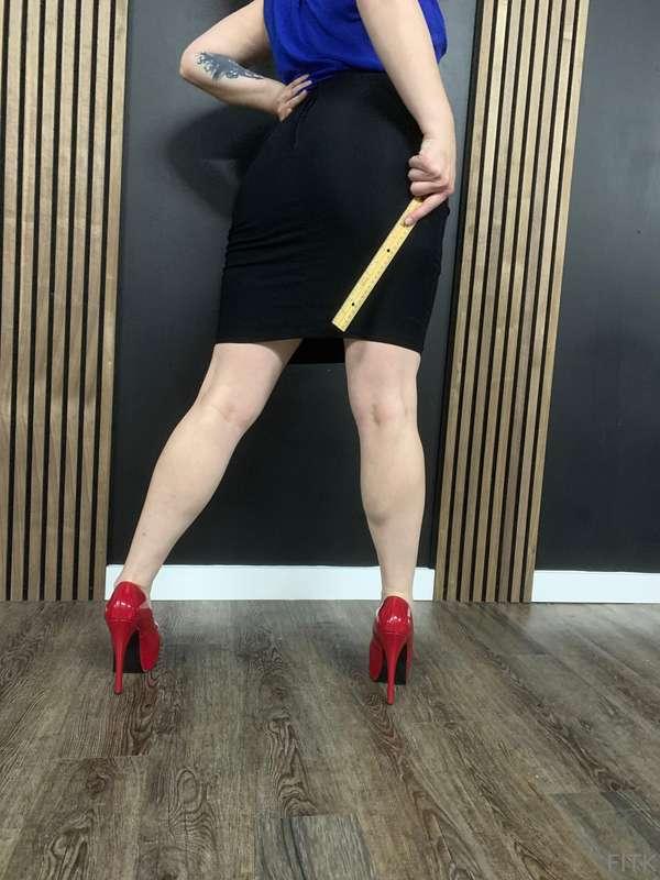 Giving my burlesque student @miscellaneousv a booty smacking..