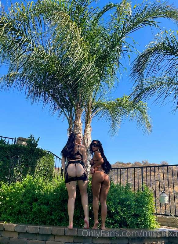 Giving the neighbours a view 🙈😅☀️ @x_elizabeth_skylar_x