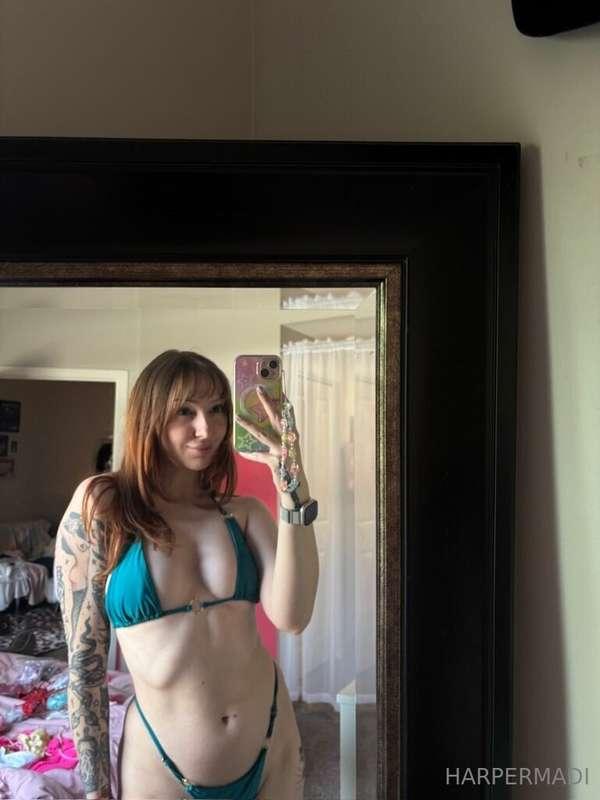 do redheads look good in green?