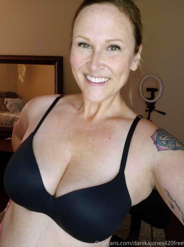 Monday Smiles! Thinking about going live on here every now a..
