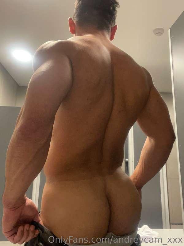 I came to the gym bathroom to see if someone can help me 😈🍆