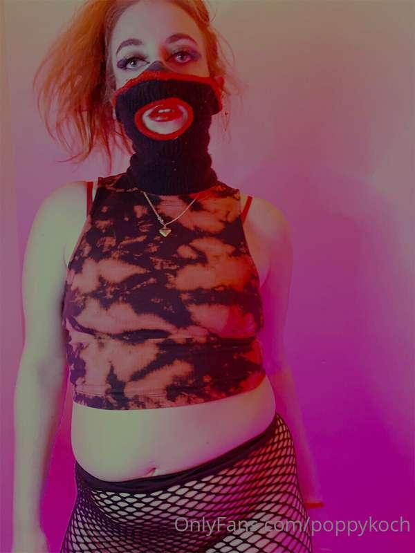 I should probably wear fishnets like this with jeanshorts ov..